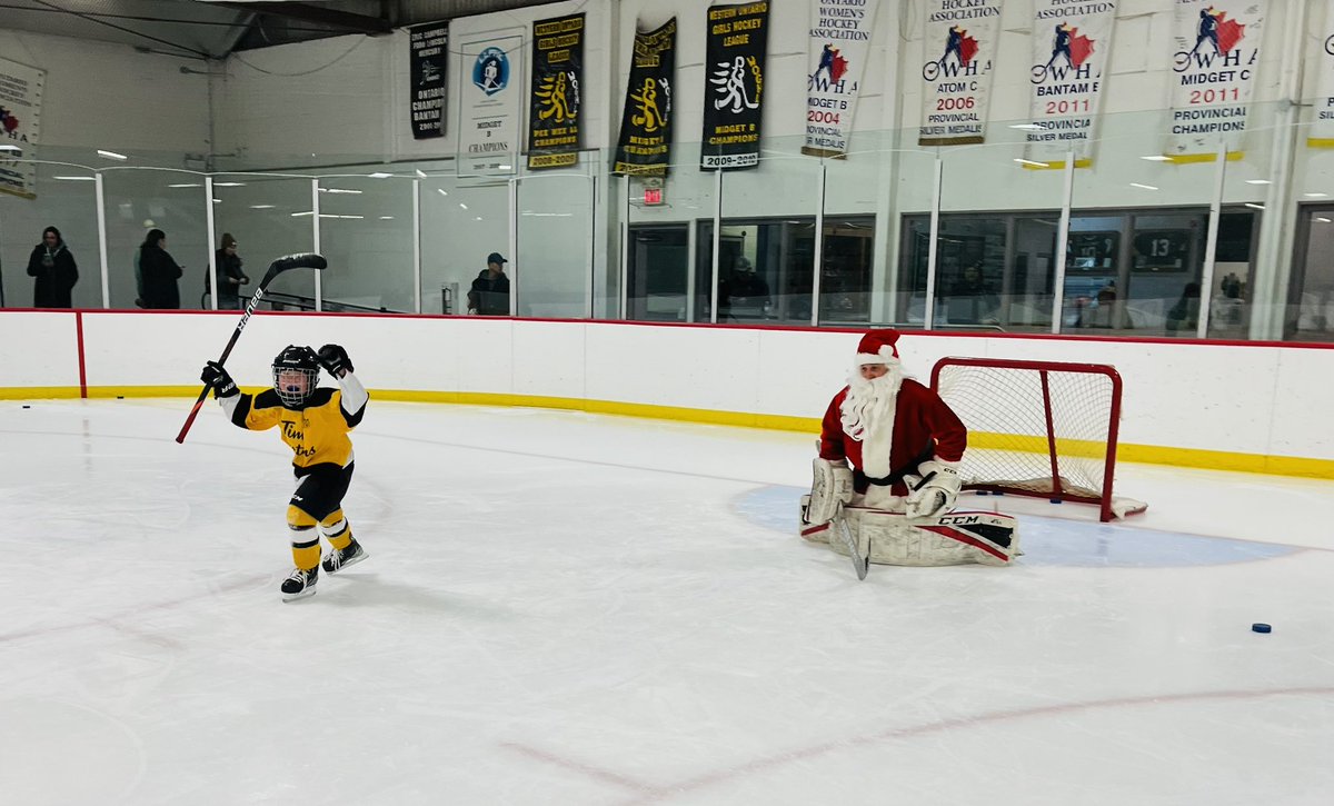 HuronMinor's tweet photo. 🎅🏻Guess who Santa is and the 1st 10 people who are right get a prize! (PS: Santa’s a bit of a sieve! 😜) https://t.co/ncvYv2DaiU
