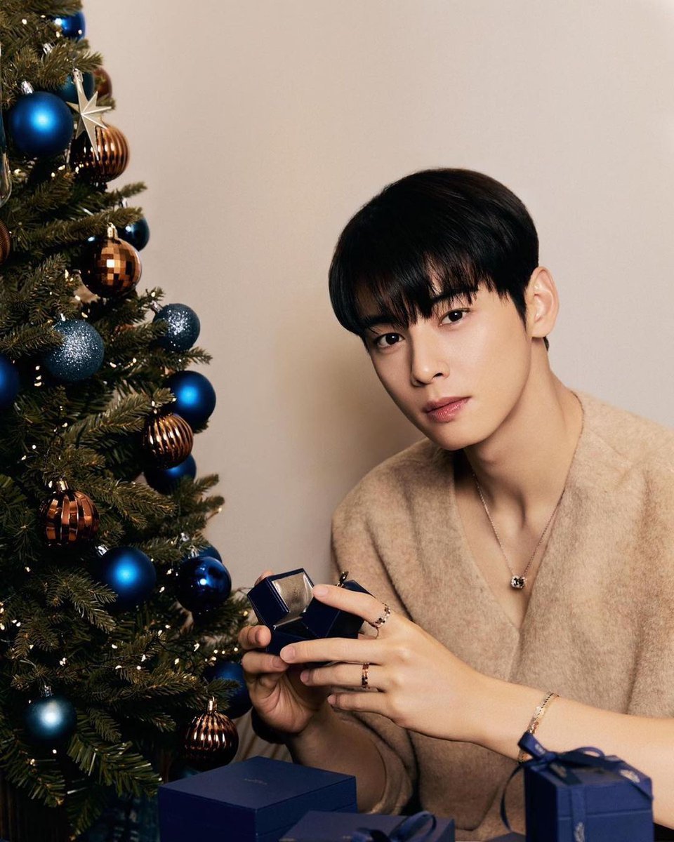 ChaEunwooINTL's tweet photo. 📸Vogue HK IG
Astro heartthrob Cha Eunwoo flaunts the #CHAUMET Bee My Love collection.
Like, comment for Eunwoo, save & share
🖇️ https://t.co/V529EHt1LA
#쇼메 #ChaEunWoo #차은우 #チャウヌ #车银优 #ชาอึนอู #COUNTDOWNTO12 #CROWNYOURSTYLE #BEEMYLOVE #CHAUMETLIENS @Chaumet https://t.co/j4O9Swzyv5