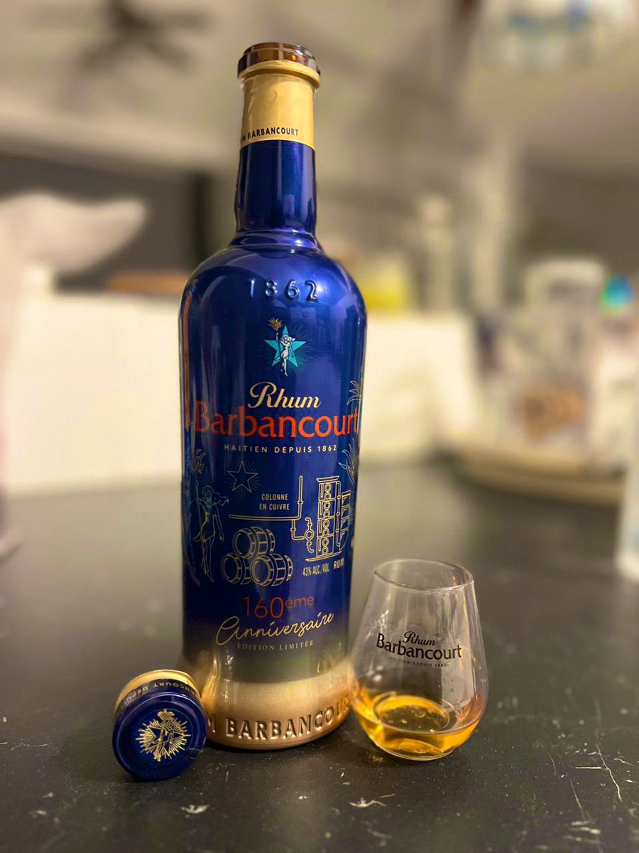 barbancourtHT's tweet photo. Édition Limitée des 160 Ans✨🥃🙂
Le cadeau des fêtes! 
Seulement 20,000 bouteilles de collection produites par technique de sublimation 🙂

#Barbancourt160 https://t.co/8rlXtbbf5j