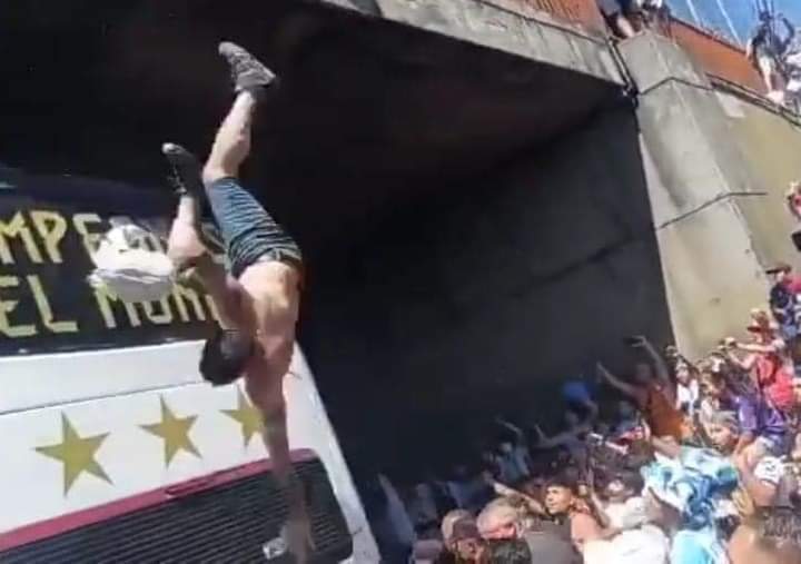 Salto para conocer a Messi y se fue derecho con Maradona