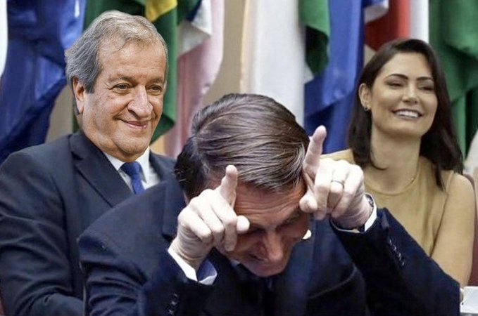 EdsonFilho74's tweet photo. Michelle Bolsonaro sendo venerada pelos patriotários como se fosse uma"deusa"mas os mesmos esqueceram que antes de conhecer bozo ela já andava envolvida em escândalos e agora só piorou porquê misturou escandalo de corrupção com chifre.🤣🤣 https://t.co/B1UhocIDFZ