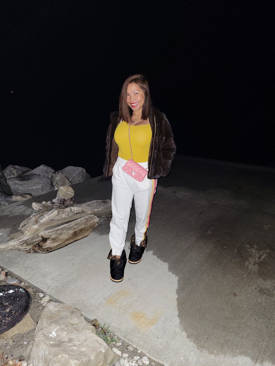 Sourine3's tweet photo. Ahhh!! I grew up here. I don't really believe in spells. But I believe in good vs evil. I lost the spell the monk gave to me when I was in Houston. #alwaysstylish #offigo #lakeerie https://t.co/peGchWf1SL
