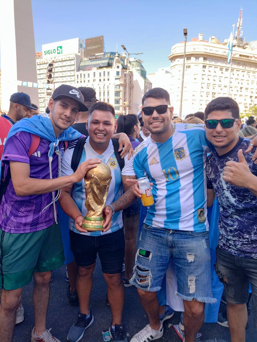 noraazoe's tweet photo. Campeónes del mundo ❤️🇦🇷 nunca olvidaré la felicidad que vivimos estos días ⭐⭐⭐ 🇦🇷 #Quatar2022 https://t.co/F8gyo6xMgB