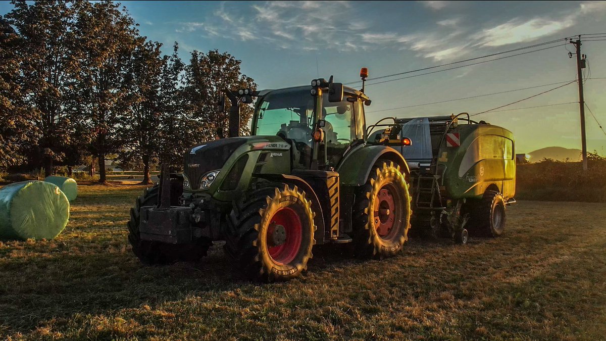 James06512875's tweet photo. Fendt 718 with a Mchale round baler. #fendt #mchale#johndeere @Fendt_NA https://t.co/TM65Dt7HlM