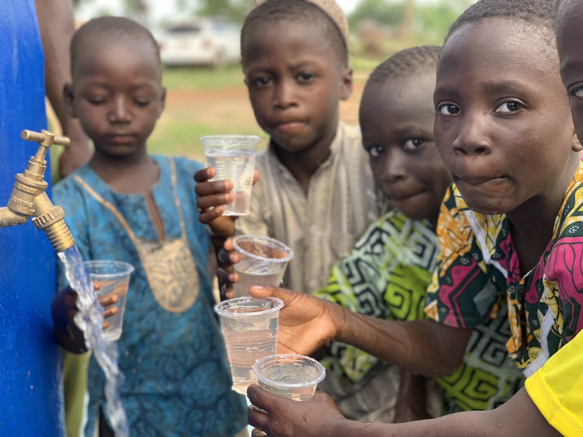 Straw61988's tweet photo. @oduwaglobal it was all joy..water project with oduwa global was we https://t.co/14eCiMTq4N