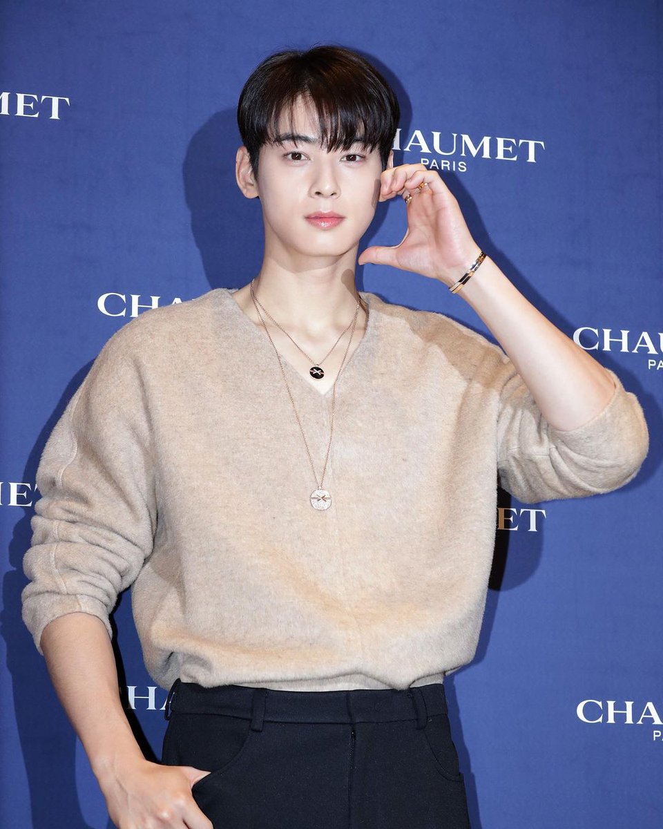 ChaEunwooINTL's tweet photo. 📸Harper Bazaar HK IG
"Face Genius" #ChaEunWoo appeared at an event wearing #CHAUMET jewelry & earth-colored knitted top.
Like,comment,save & share
🖇️https://t.co/FuiK2S9JCK
#쇼메 #차은우 #チャウヌ #车银优 #COUNTDOWNTO12 #CROWNYOURSTYLE #CHAUMETLIENS #BEEMYLOVE @Chaumet https://t.co/YSNZchUQNZ