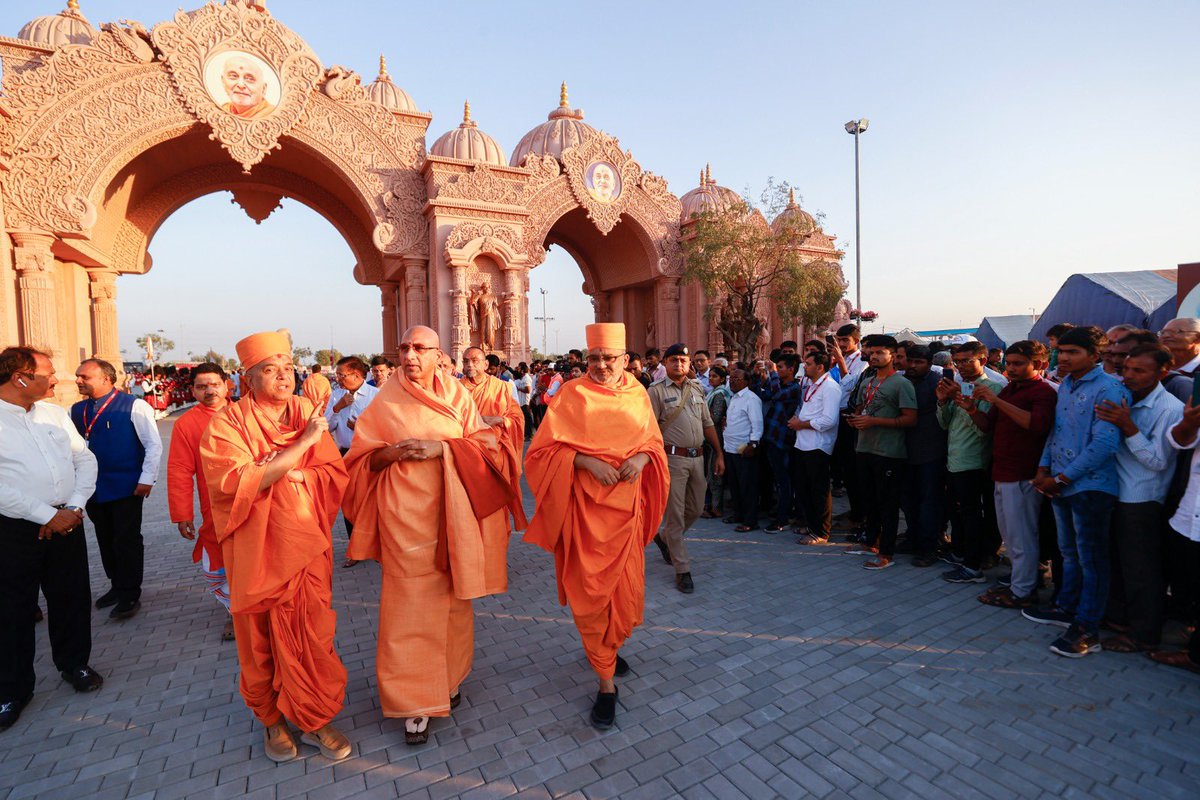 AvdheshanandG's tweet photo. I am honoured to be a speaker for Pramukh Swami Maharaj Centennial Celebrations.Socially responsible people contribute positively to making the world a better place, where all can exist harmoniously,& where strife, inequality and intolerance are non-existent. @BAPS #BAPS #PSM100 https://t.co/TGowDgISOM