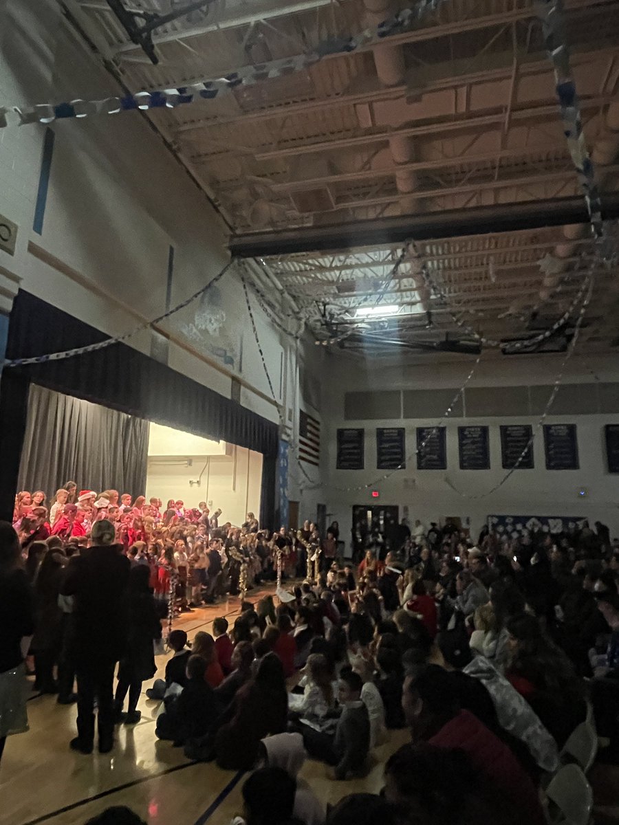 AliciaNorgard's tweet image. What a great turnout at the Pennoyer Holiday Concert! A fabulous show put on by our preschool through 4th grade students!!! 🎵🎄☃️ 🎅🏼