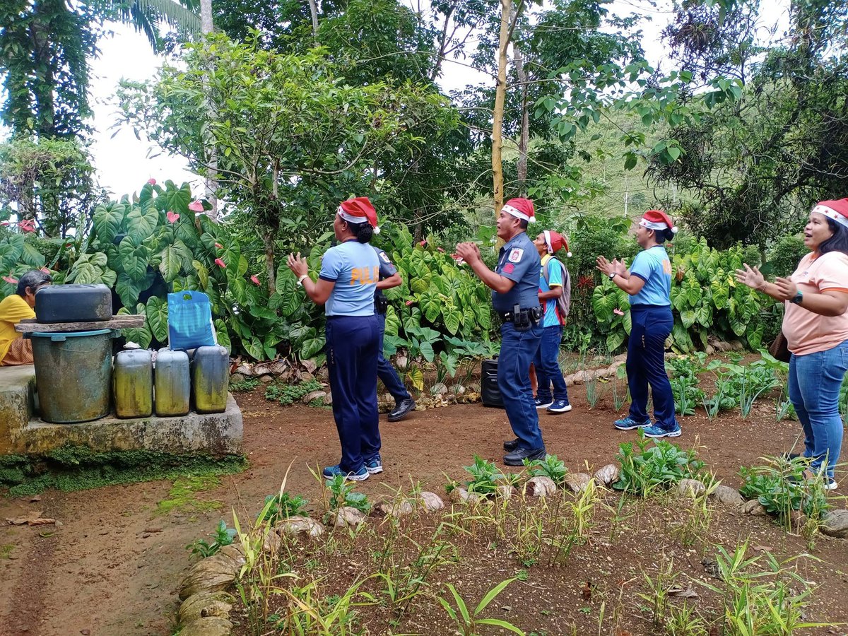 PNP SANTA COPS at Brgy. Nangka, Boljoon Cebu.

#LifeIsBeautiful
#KaligtasanNyoSagotKo
#TulongTulongTayo
#MKKequalsK
#PNPKakampiNyo 

@pro7official @CppoWcpd @CebuProvincePNP @pnpdpcr