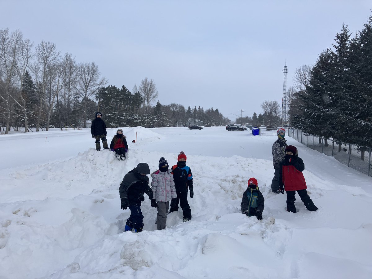 HTS_LSSD's tweet photo. Our first gr. 3 &amp; 4 Polar Bear Club of the winter! #htshuskies https://t.co/RK1wDv8dUz