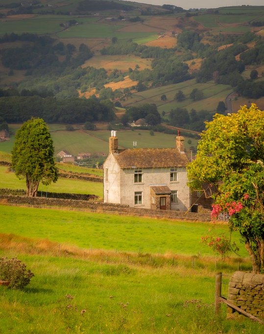 gil49504445's tweet photo. Good night all. Hope you've had a nice day. Mine has been ok overall. I will leave you with this, the lone white house overlooking calderdale. Goodnight https://t.co/fyh6YIEXoi