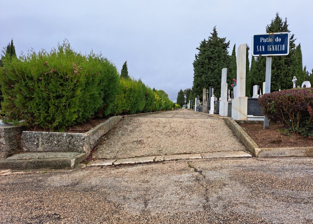 Martagggm's tweet photo. Cementerio de Burgos, precioso pero, necesario un mantenimiento por su antigüedad y para mejorar su accesibilidad. #sharediversitas #diversidaduoc https://t.co/srXkVl671W