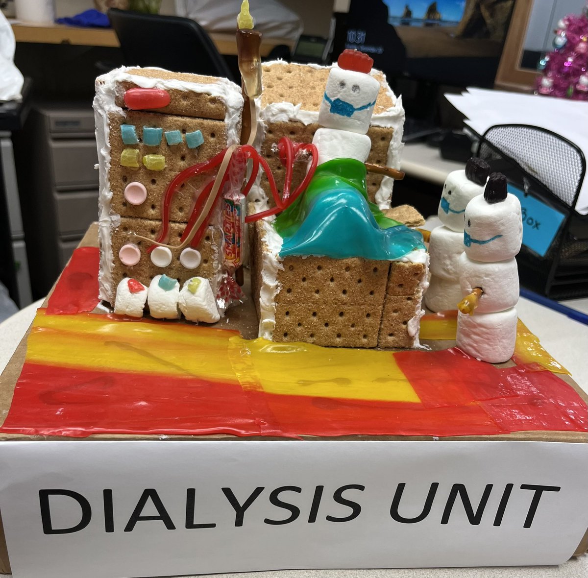 ‘Gingerbread house competition’ entry by our very talented VA dialysis staff. Loved the attention to detail! 💜@DeptVetAffairs @YaleNephrology