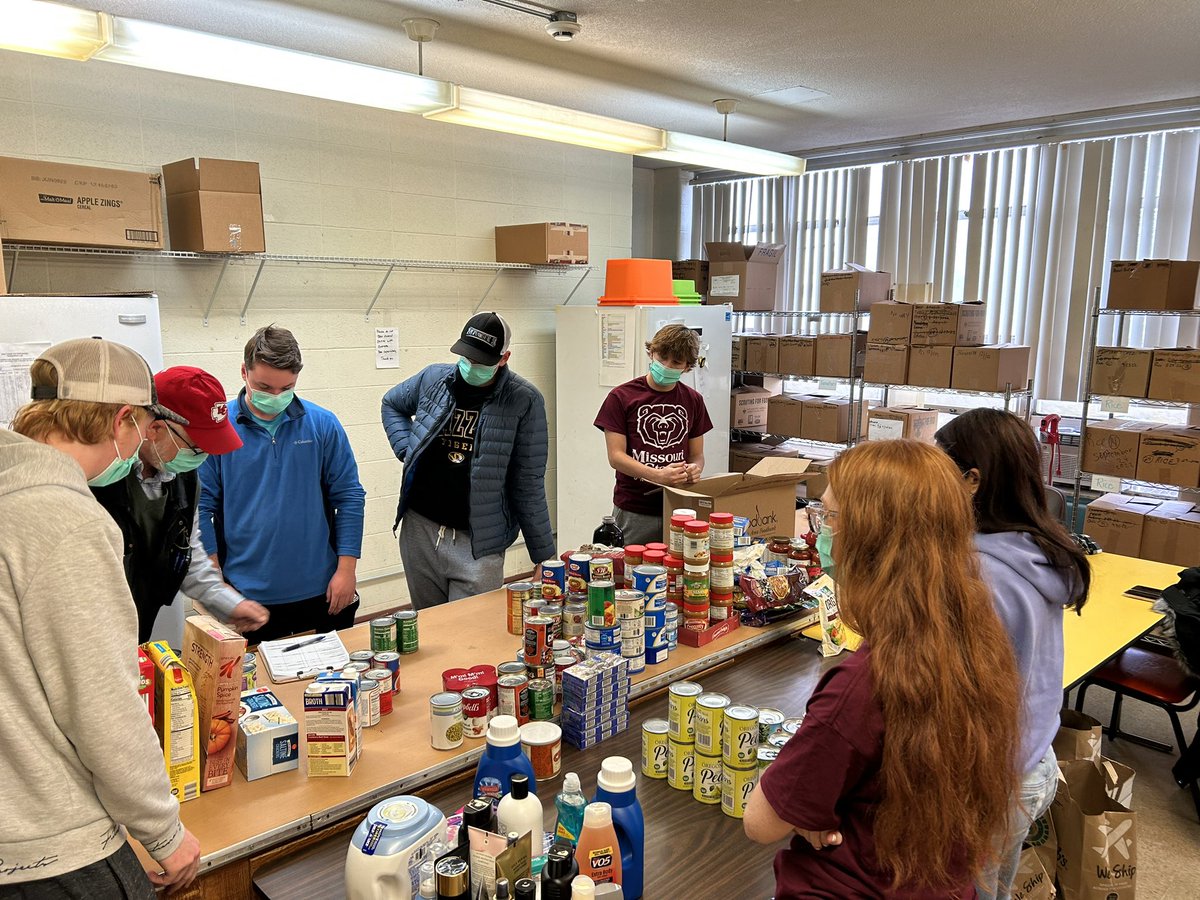 M_Emir23's tweet photo. Got the opportunity today to do volunteer work for the Affton Christian Food Pantry. @stlcaps @ChristFoodSTL #capsnet #stlcaps https://t.co/UFih3iqqUi