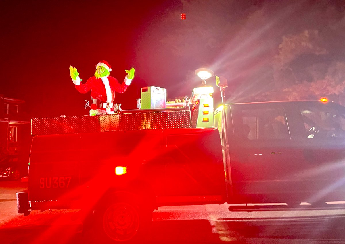 VioletvilleInc's tweet photo. Thank you to the fire department for bringing Santa and the Grinch to Violetville! 🎅🏼🎄 Violetville VFD &amp; @Lansdownevfd merged years ago and they keep coming back to visit! 🤩 https://t.co/TmgPtNowHj