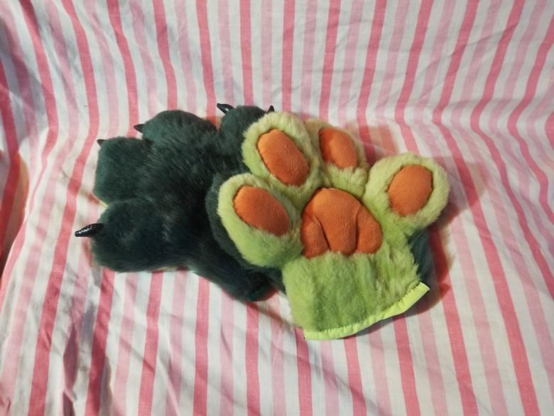 PachiGoesMeow's tweet photo. So... I've got a few pairs of hand paws for sale! They're all hand sewn and I drafted the pattern myself.
https://t.co/RmnPbf7cy3 https://t.co/aDCp54NcDJ