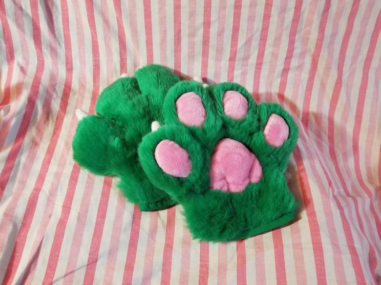 PachiGoesMeow's tweet photo. So... I've got a few pairs of hand paws for sale! They're all hand sewn and I drafted the pattern myself.
https://t.co/RmnPbf7cy3 https://t.co/aDCp54NcDJ