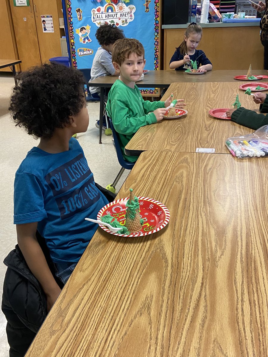 MrsMichaux's tweet photo. The Ss had such a great time today decorating their trees. (Part 1) ⁦@MCPSsandcastle⁩ #lighttheway #teammcps https://t.co/WDvOZMZlQz