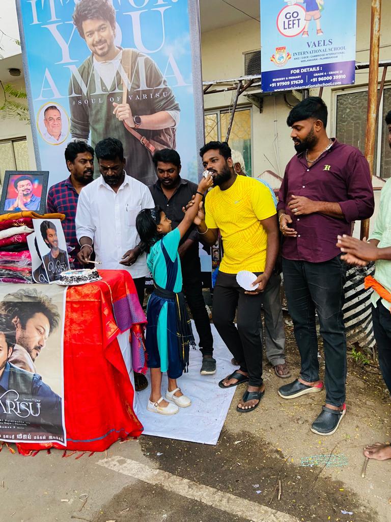 omr_ravi's tweet photo. தளபதி விஜய் அண்ணா அவர்களின் வாரிசு திரைப்படத்தின் ஆராரி ராகங்கல் கேக்குதாம்மா  பாடல்  
 இன்று  பட்டி தொட்டி எங்கும் பட்டைய கிளப்பும் வேளையில் சென்னை புறநகர் மாவட்ட தலைமை அலுவலகத்தில்  மாவட்டம்/மாவட்ட இளைஞரணி சார்பாக  கேக்வெட்டி கொண்டாட்டம் 
 வாரிசு.பொங்கல்  கொண்டாட்டம் https://t.co/hWkC2z85rs