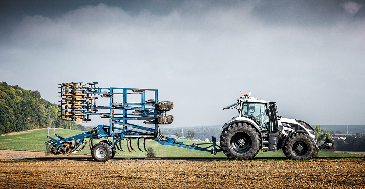 🚨 valtra.com/blog/Tractors/… 👈🏿 👈🏻 Safety is an important issue for farmers! Statistics show that farming for 14 days is as risky as a skydive.
#farming #farmsafety #agriculture #valtra #valtrablog