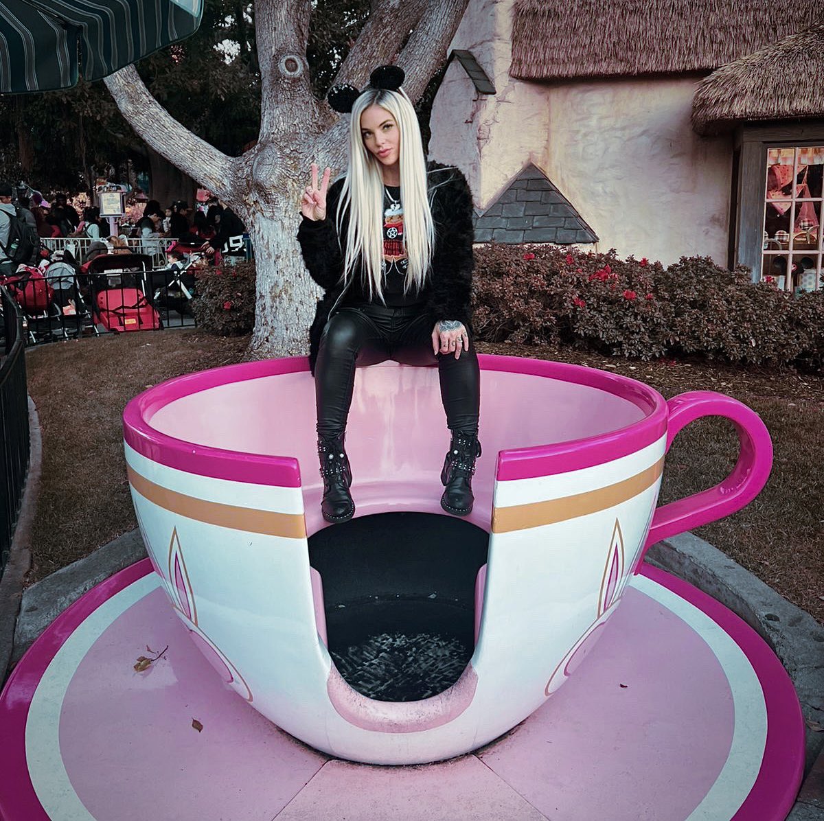 Mayra Dias Gomes on Twitter "Happiest place on Earth. 🖤💫"