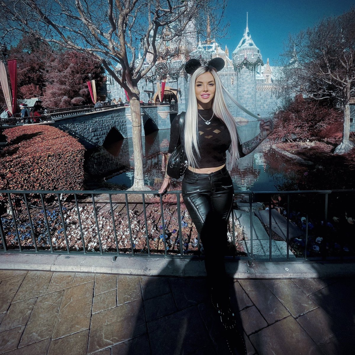 Mayra Dias Gomes on Twitter "Happiest place on Earth. 🖤💫"