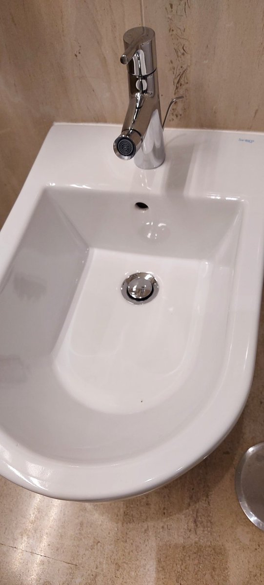 MDisco71's tweet photo. @CrappyDesigned I thought I had a problem after using bidet...#tilepattern https://t.co/VkrKMUfi2z