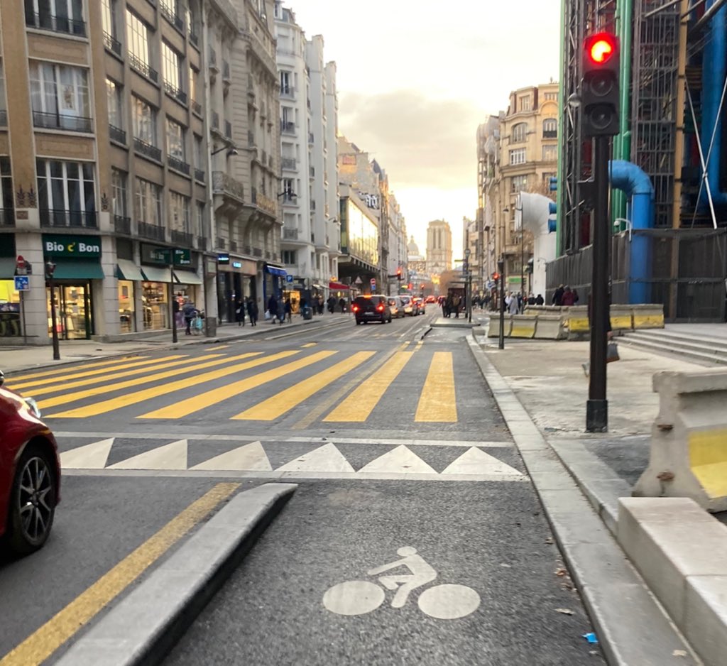Ralentisseur voiture ET vélo. C’est donc possible d’envisager des ralentisseurs vélo aux passages piéton très fréquentés, contrairement à ce qu’a répondu David Belliard sur les pistes bidirectionnelles.