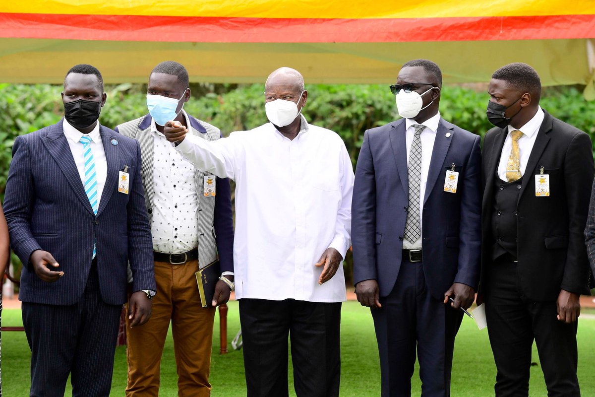 seetvuganda's tweet photo. Yesterday, President @KagutaMuseveni met a team from Uganda Medical Association led by Dr Oledo Samuel Odongo.
Key’s issues discussed.
 1.Deployment of doctors 
 2.Recruitment of workers 
 3.Boosting the Health Workers’ SACCO.
📸 Courtesy

#SEETVUpdates https://t.co/Kv4W5dXHCH