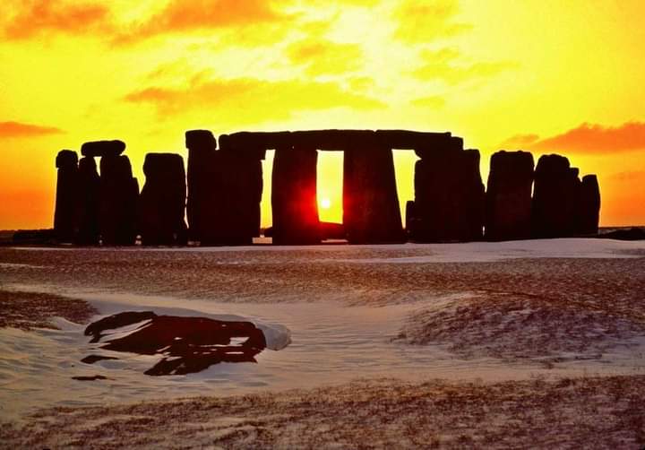GillianLucas81's tweet photo. Today we celebrate Winter Solstice. ❄️ Shortest day of the year. 
Then A New Light as we move forward and Begin Again. 
Which means from tomorrow our days will start to get lighter and brighter.
#WinterSolstice2022 https://t.co/04tWaG0IKM