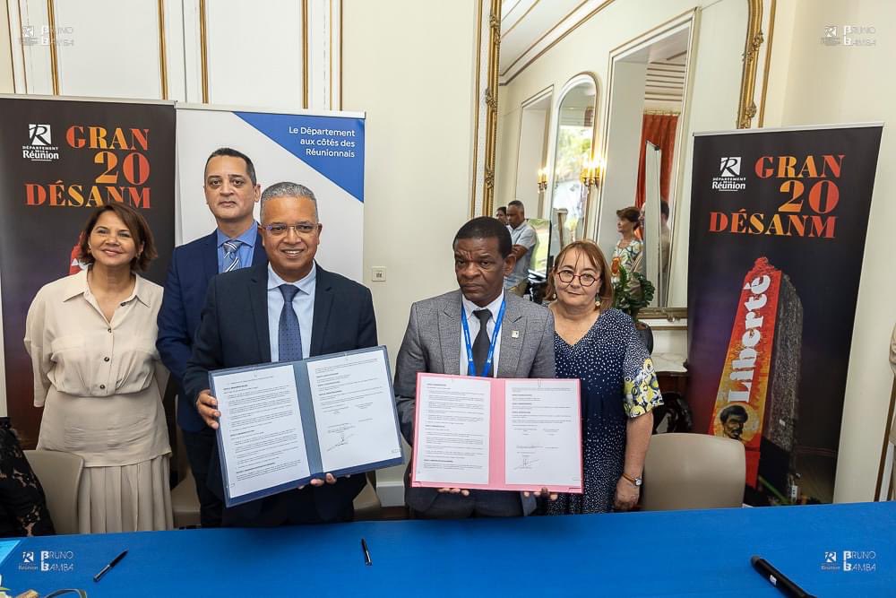 iconotheque's tweet photo. Signature convention résidence d’artistes patrimoine iconographique océan Indien Archives historiques Mozambique CCFM Département de La Réunion #europe #feder #interreg  #residenceart https://t.co/Qq4vrh7Rdd