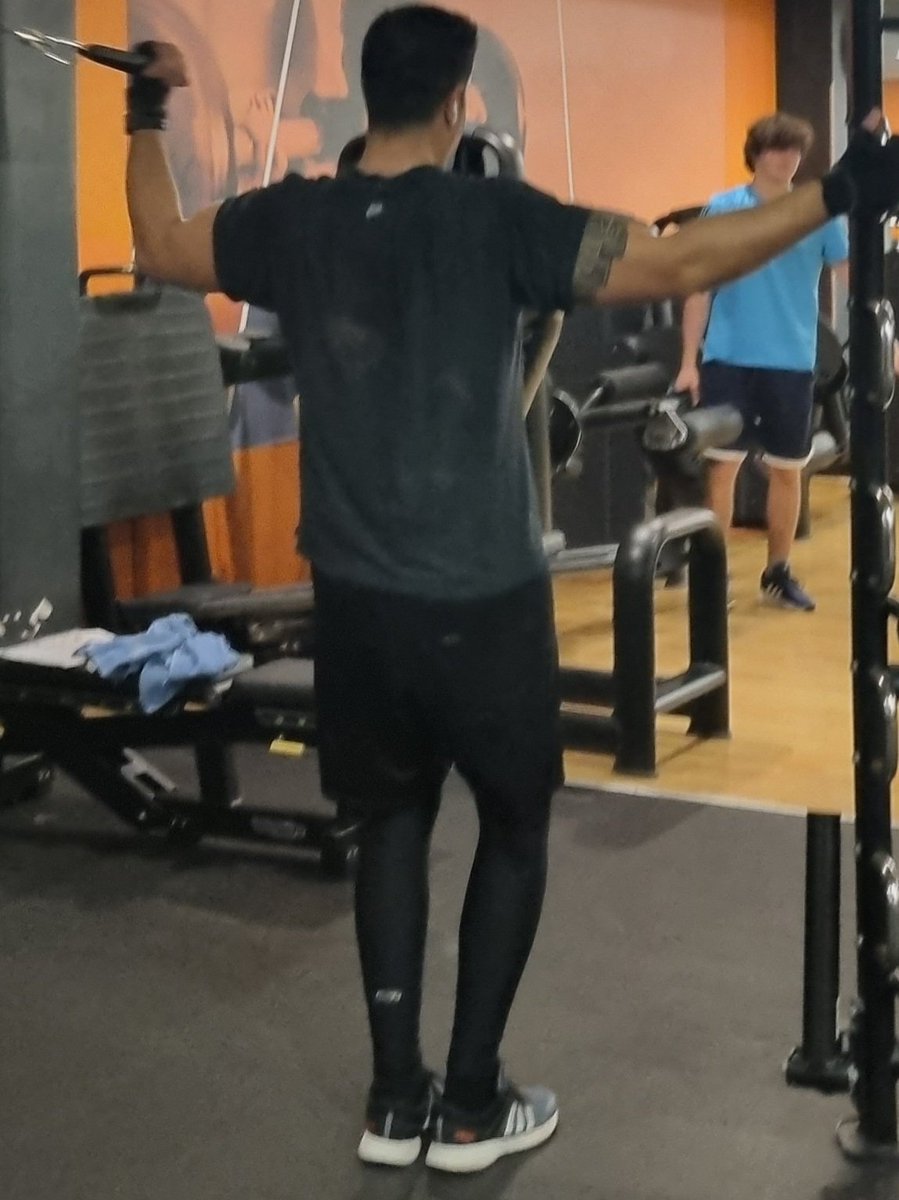 Vorrei capire che cosa stia succedendo ai maschi Alfa: perché mettere i fuseaux sotto i pantaloncini corti in #palestra? 🤔