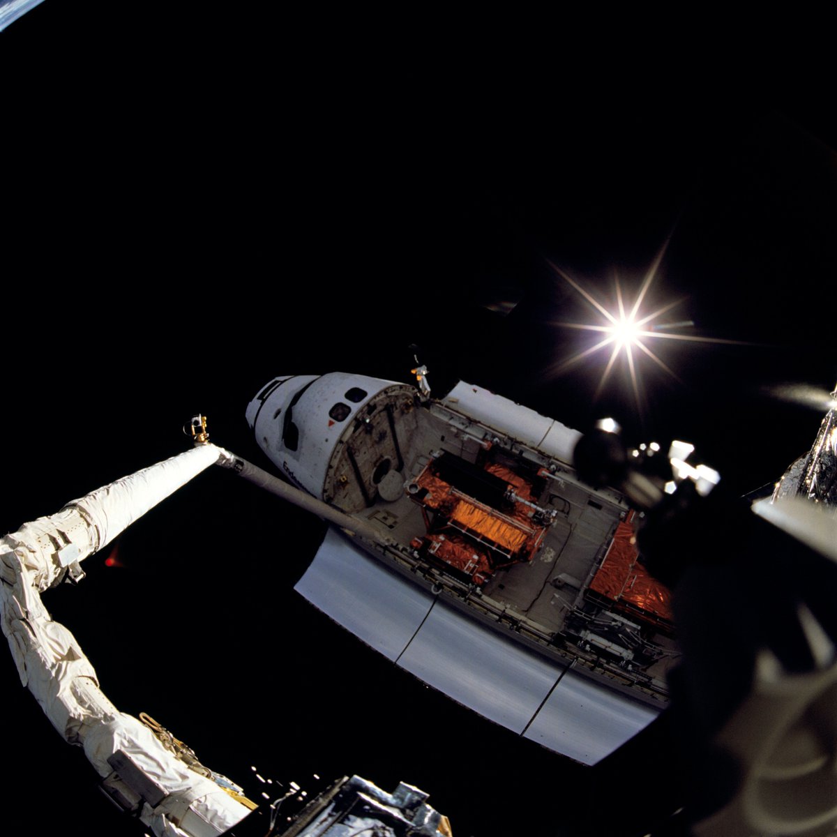 DutchSpace's tweet photo. Just a nice picture, back when we had a spaceship able to go out and fix stuff...
#STS61 https://t.co/yWMxfzBAkM
