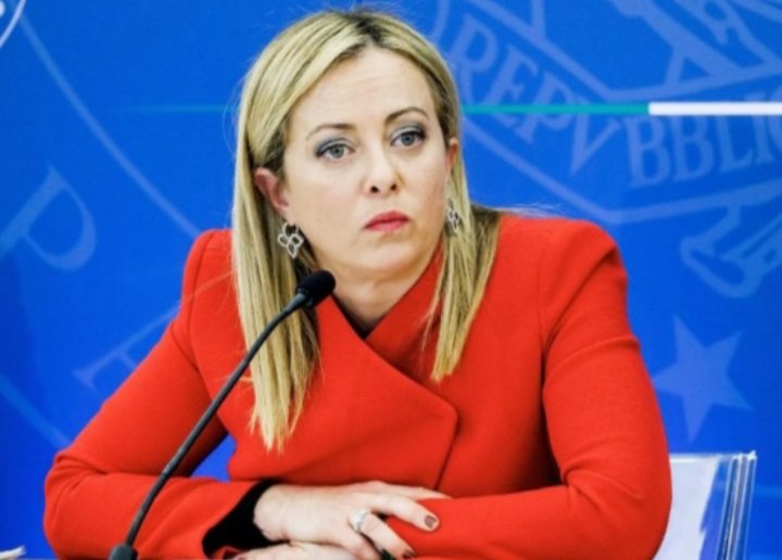8600kj6's tweet photo. Anche  x sul fumo...GIORGIA se la prende  con i POVERI obbligati a farsi le sigarette col trinciato. https://t.co/iKslY3leNu