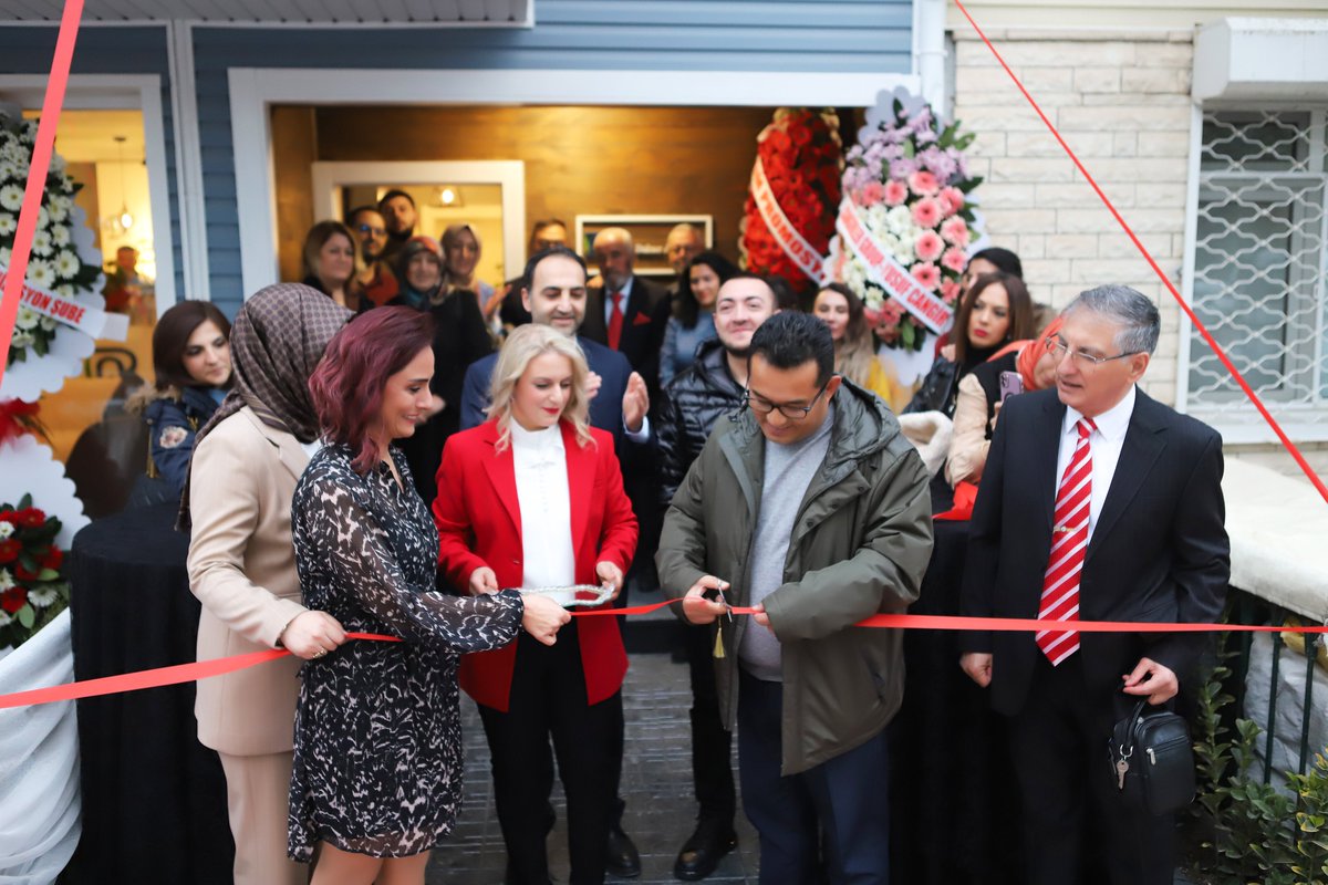 drbaharaykut's tweet photo. Açılışımızı gerçekleştirdik🎁✂️🎀
Açılışımıza katılan kıymetli hocamız @dr.nejat_can ‘a ve katılan tüm misafirlerimize teşekkür ediyoruz. Ayaklarınıza sağlık, iyi ki varsınız🍀🎊
#drbaharaykut #medikalestetik #botox #dolgu #hayaletaskı #ipaski #ankara #çayyolu #gıdıeritme https://t.co/HCHb52OE1s