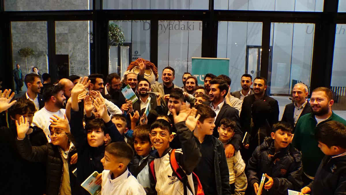 81 ildeki kadim gençliğe #SelamVer'mek için sahadayız.

Selam olsun bugünün küçük, yarının büyük yüreklerine!✋🏻

#KitapKurtlarıYarışıyor