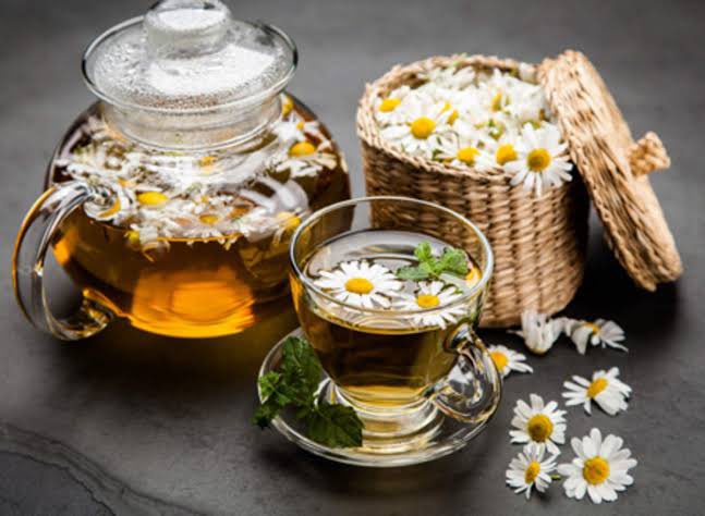 Cesar_MaciasG's tweet photo. ¿Cómo usar la manzanilla para molestias oculares comunes? 
1. Pon a hervir agua y sírvelo en una taza.
2. Coloca dos bolsitas de té de manzanilla en la taza y espera 7-10 minutos. 
3. Tomate el té y agenda cita con un oftalmólogo. 

La manzanilla NO SIRVE PARA PATOLOGÍA OCULAR 👁️ https://t.co/8anUpEL609