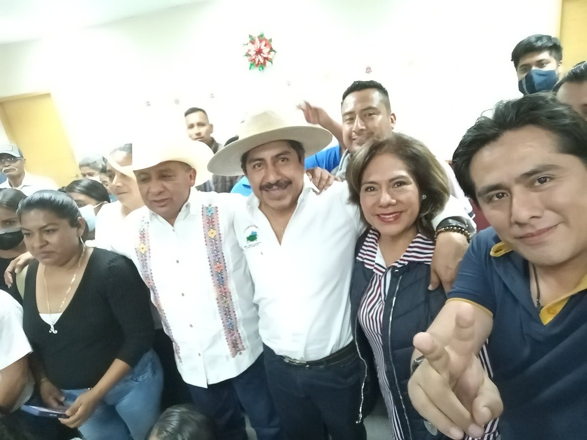 REO_LIBRE's tweet photo. Excelente Reunión con el Secretario Victor Lopez Leyva, @SEFADER_GobOax, y nuestro Lider Estatal Ing Mauro Cruz Cruz @afodepoac
La prioridad: El campo Oaxaqueño.
Vamos en la ruta correcta para el Fomento del Desarrollo de los Pueblos de Oaxaca. https://t.co/jd5vROzYZn