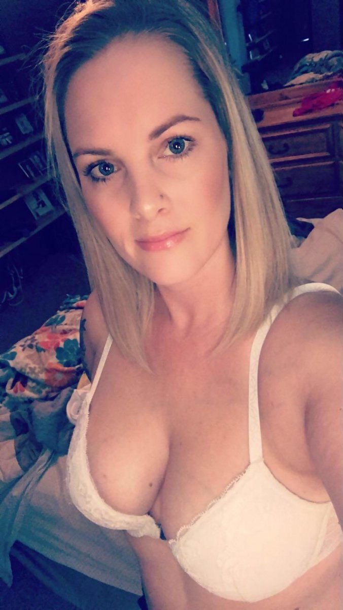 BonerMaterial2's tweet photo. Not bad for a 32 year old mom https://t.co/qxlZYwZU3Z