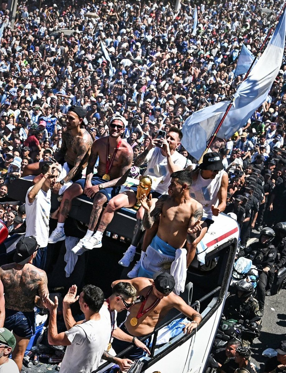 CHerediaOK's tweet photo. Locura total... la ví tres veces Campeón Mundial 🏆🏆🏆🇦🇷😍💪 https://t.co/FcDg6F71V0