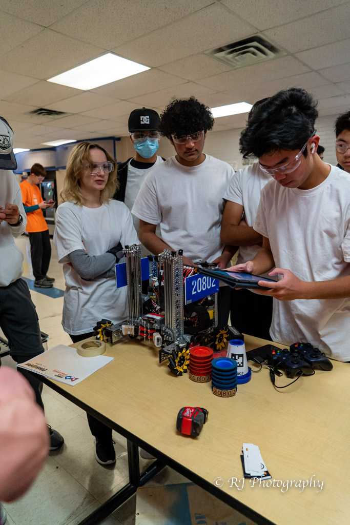 FTCOverEng's tweet image. Thanks to everyone involved at FTC Southern Alberta Round 2 last weekend! It was an absolute blast, special thanks to all the volunteers who helped let this run as smooth as possible, and Ron Leblanc for these amazing photos. Go Chiefs!