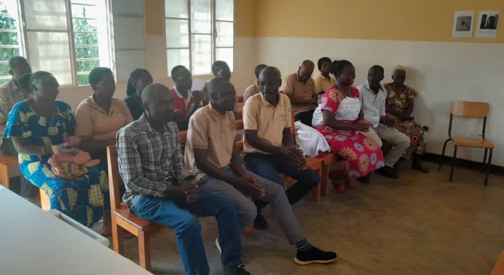 BusanzaCell's tweet photo. Murwego rwo kurwanya imirire mibi n'ingwingira ry'abana,  Bwana SEKIGERA N. Mathias (EHCDO/SEDO) mu Kagari ka Busanza yayoboye inama yahuje abajyanama b'ubuzima bose kugira ngo hafatwe ingamba zirambye zo guhangana nicyi kibazo.

@KicukiroDistr @KanombeSector
@umusoso @idrissa_Nk https://t.co/ZVtYJgW67U