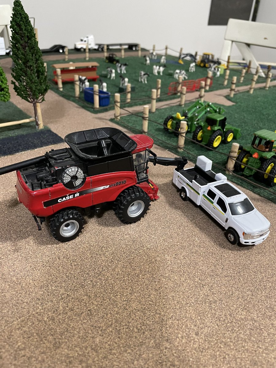 Nice set up kids! <a href="/JohnDeere/">John Deere USA</a> tech saving the red guy by the looks of things! #JohnDeere #farmset 🌾