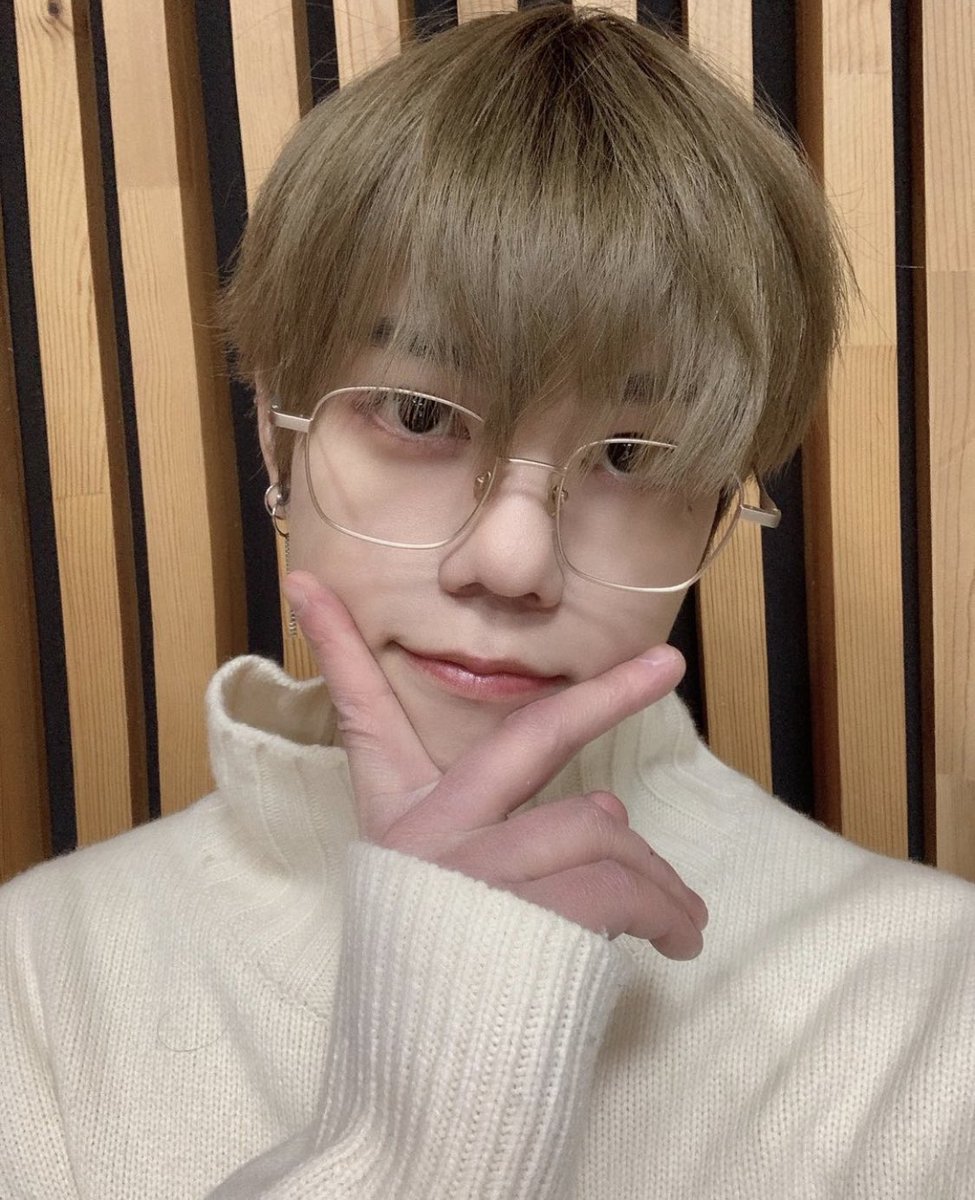 nflyingupdate's tweet photo. [221220] 🐱 #CHAHUN 🎙️
BTOB KissTheRadio Instagram post
<Hello Mello>
The cat in my house becomes a prince when he uses a turtleneck sweater✨
A warm heart with a cold face #Hunnie https://t.co/mO4QbKtBoN