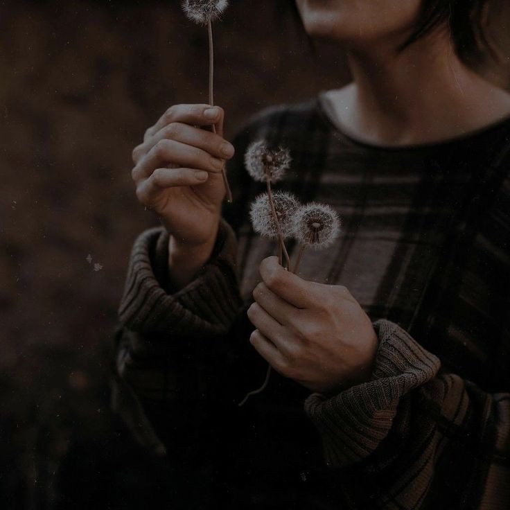 ты комочек печали во всех земных смыслах,
и звезда на небе твоя та, что самая тусклая. 

мне спасти бы тебя от твоих вечных мыслей, 
но ты безумно красивая, когда грустная.