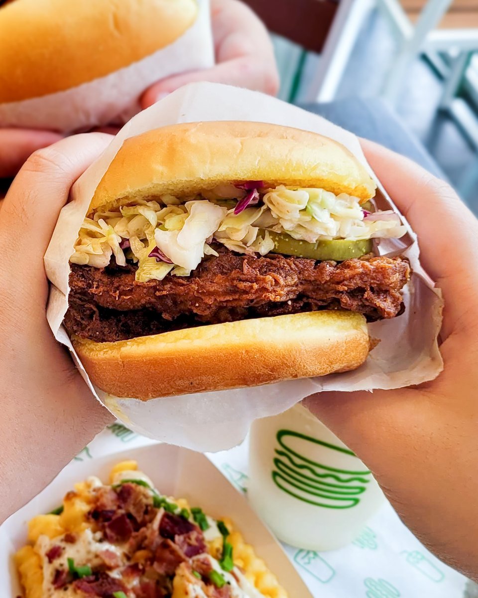 ShakeShack_Ph's tweet photo. Today's theme: Something hot &amp; spicy

Our Dark Meat Hot Chicken is made with all-natural cage-free dark meat chicken thigh, slow-cooked in a creamy buttermilk marinade and crisp-fried. Topped with Louisiana hot sauce slaw.

#ShakeShack #ShakeShackPH https://t.co/3c6IejhdpY