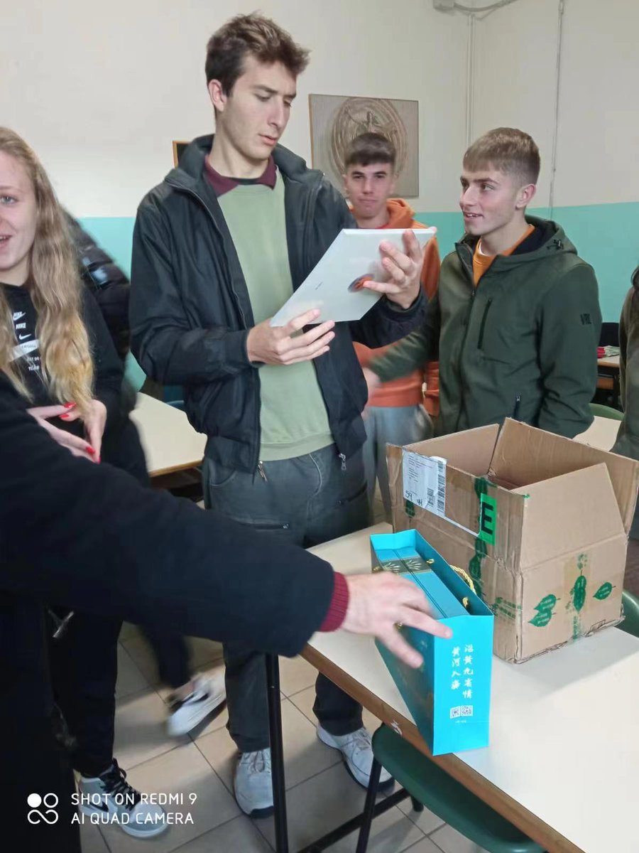 #中国文化 The promotional materials of Dongying City were delivered to Livorno, an Italian sister city, where students were organized to visit and exchange.