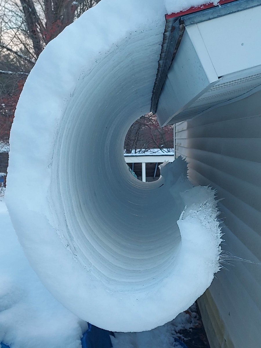 WNYT's tweet photo. 😮 SEEN IN #CORINTH: Tracy said she captured this masterpiece of nature on a neighbor's roof! ➡️ https://t.co/BI9IYlPRYd https://t.co/Ej2FJ2sGGw