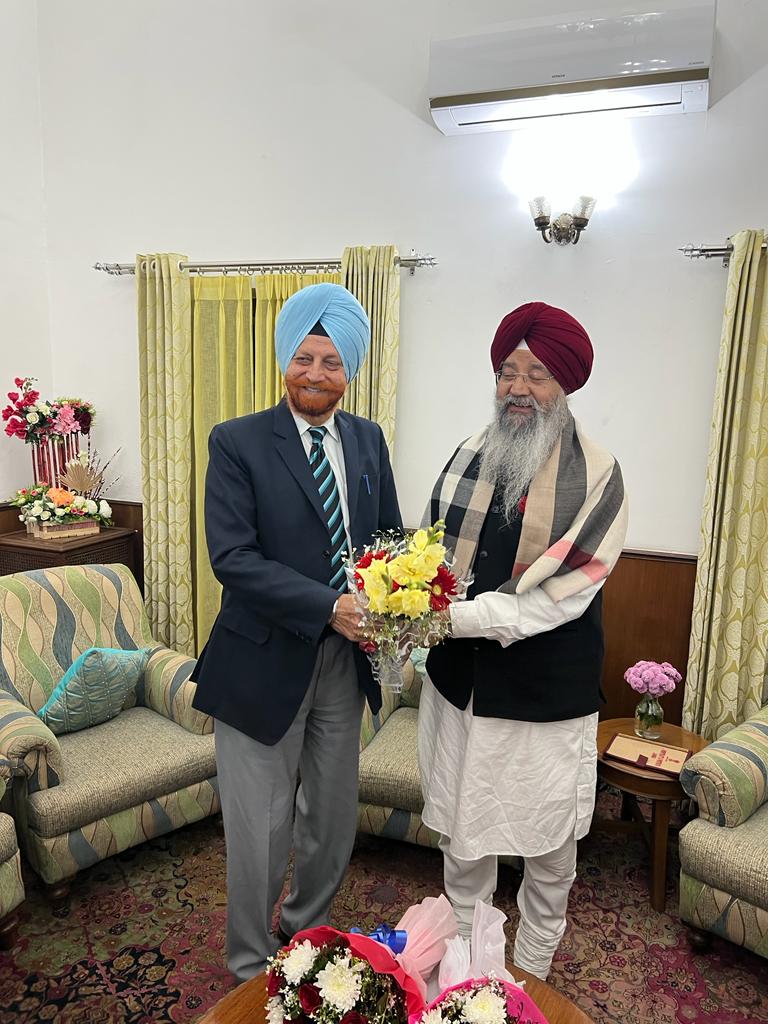 Hon'ble Chairman, NCM, Shri <a href="/ILalpura/">Iqbal Singh Lalpura</a> met minorities of #JammuAndKashmir to know their problems personally on the ground, find solutions with the help of local authorities and boost their morale.