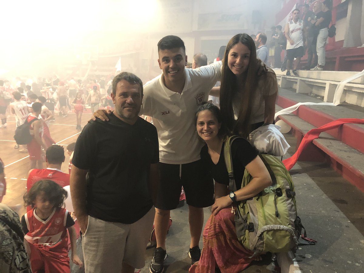 Alemaurente05's tweet photo. Compartir los momentos de felicidad con los que siempre están!!! Gracias @cawelcomeuy por la oportunidad de trabajar, Salú! https://t.co/KVfcTo4l0T
